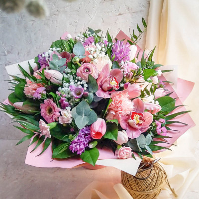 Tavaszi zsongás - Kerek csokor, rózsaszín árnyalatú vegyes virágokból